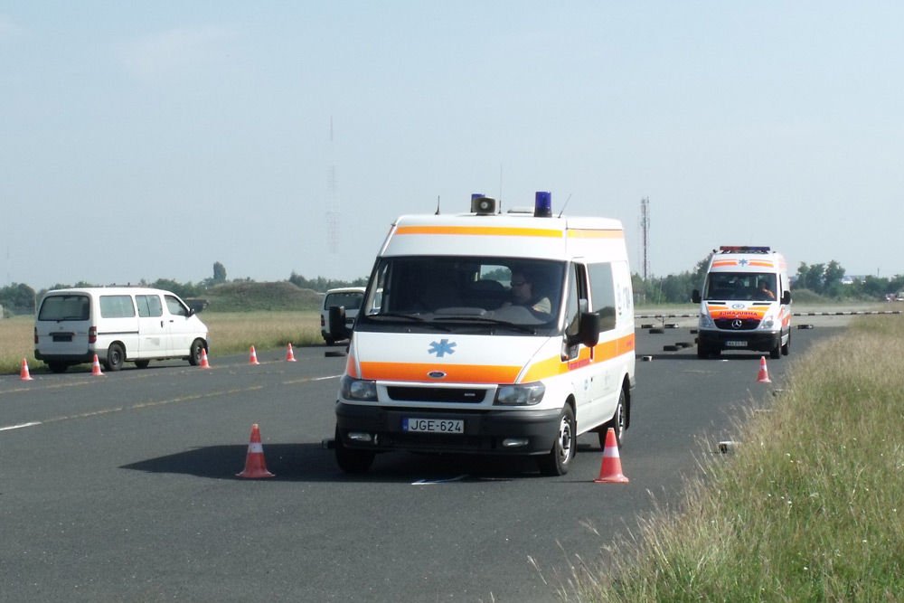 Mentőautó-sofőrök is járnak képzésre a tököli reptérre