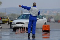 A fényjel vagy az instruktor intése csak az utolsó pillanatban jelzi, hogy az y melyik szárában hajtsa végre a kikerülést a hallgató