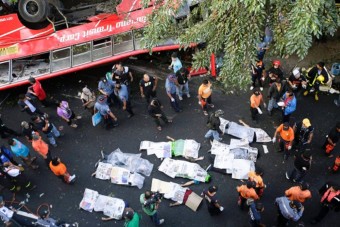 Autóbusz zuhant le a felüljáróról