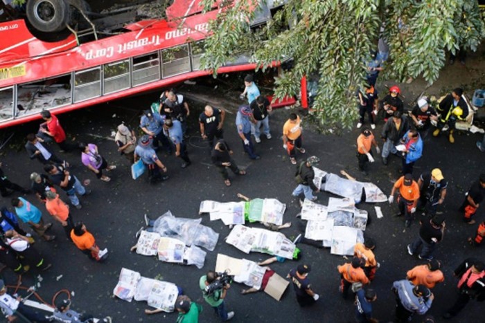 Autóbusz zuhant le a felüljáróról 3 | Vezess Autóbusz zuhant le a felüljáróról 3