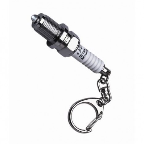 Mindig jó ha van tartalék gyertya az autóban, de sötétben bizony nehéz kicserélni. Íme egy LED-es elemlámpa, ami gyújtógyertya alakjában varázsolhat fényt a motortérbe. Ára 2 700 forint, ezen linken találtok részleteket. 