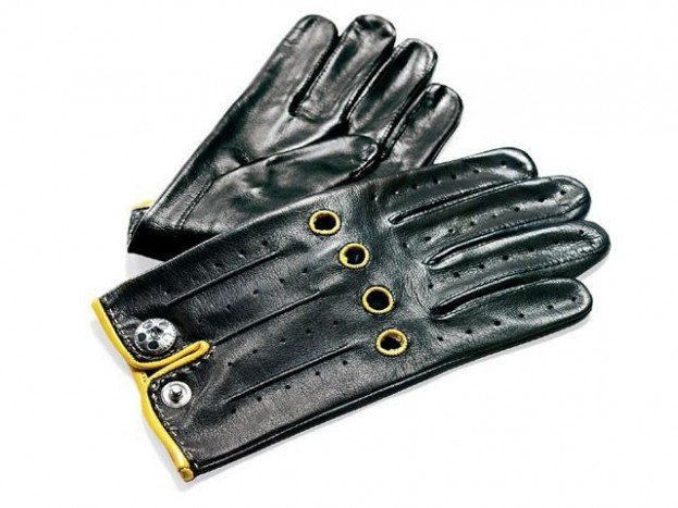 Nem ám egy sima borkesztyűt láthattok a képen, ez a Lamborghini Diablo sofőr kesztyű, amivel minden benzinvérűt le lehet venni a lábáról. Ára 126 dollár (27 ezer forint).