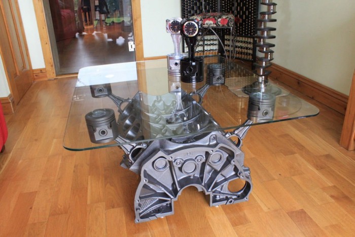 Ha még írnék levelet a mikulásnak vagy Jézuskának, én tuti, hogy az első helyre tenném a sorban ezt az asztalt, ami egy V8-as blokkból készült. Az üvege 6 mm vastag biztonsági üveg, hossza 85 centi, szélessége 75 centiméter, ára pedig 143 ezer forint, itt pedig meg is lehet rendelni. 