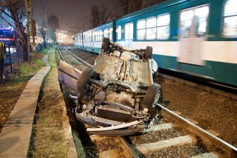 A nap képe: autó zuhant a HÉV-sínekre