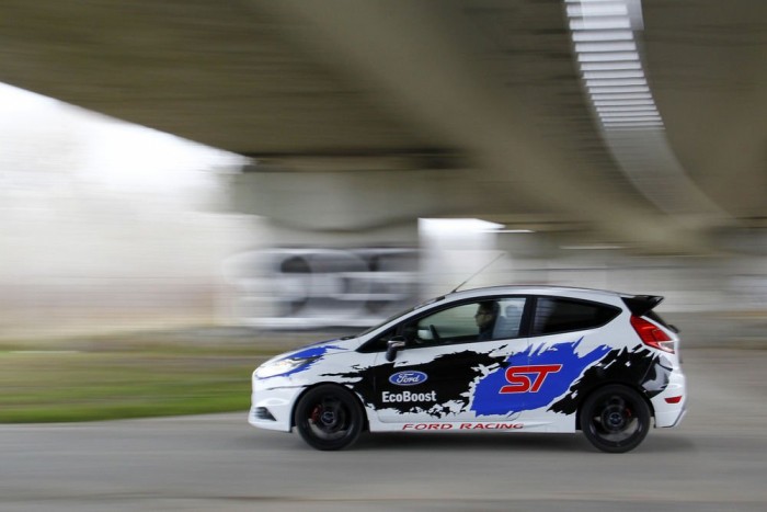 Az univerzum fő kérdése! – Szívó, vagy turbó? 5 A Fiesta ST elnyúlik, és kilő akár csúzliba tett kavics, a padlógázra éledő túltöltés rövid ideig még fokozza a teljesítményt, így kétszáz lóerővel lehet lerajtolni a pirosnál kakaskodókat.