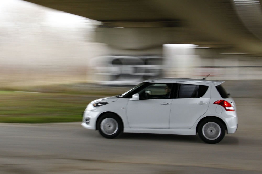 A Suzukival nem érdemes párbajokra kelni, egy erősebb Volkswagen TDI is megszorongathatja, az élmény inkább a sofőrnek szól, a pörgős szívómotor legális élvezetet nyújt.