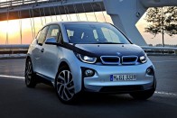 BMW i3 - A BMW első elektromos járműve különleges, alumínium modulra épülő szénszálas vázszerkezetet kapott, a négyméteres autó mozgatásáról egy 170 lóerős villanymotor gondoskodik, a maximális hatótávolság 200 kilométer.