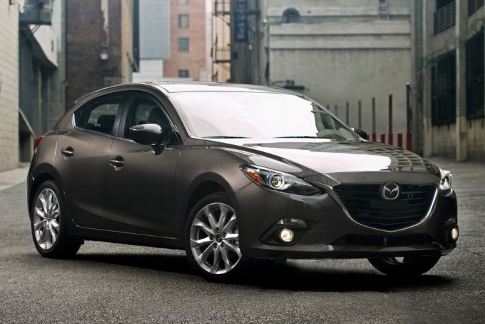Mazda3 - Az elődjénél tágasabb és merészebb, különösen merev karosszériájú Mazda3 folytatta a SkyActiv forradalmat: a kétliteres benzinmotorok (120, 165 LE) és a kétliteres dízel (150 LE) mellé felsorakozott a másfél literes, 100 lóerős erőforrás, a futómű  