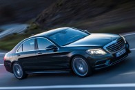 Mercedes-Benz S-osztály - Vadonatúj technológiákkal, kizárólag LED-es fényforrásokkal érkezett idén a német luxuslimuzin új kiadása. Kezdeti motorválasztéka Egy benzines (S500, 455 LE) és egy dízelmotorból (S 350 Bluetec, 258 LE), valamint két hibridből állt. Érkezik még egy konnektoros hibrid, és közben megszületett az 585 lóerős S63 AMG csúcsverzió is