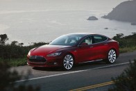 Tesla Model S - Kifejezetten elektromos autónak tervezett, innovatív megoldásokkal telezsúfolt nagyautó. Hatalmas belső tér, három teljesítményszint (302, 362, 416 LE), 335-425 km hatótávolság és egy világhódító terveket dédelgető vállalat.