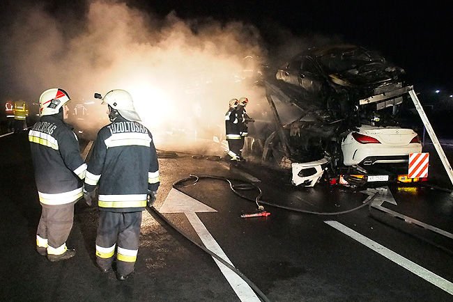 A nap képe: kigyulladt egy Merciket szállító tréler 1