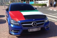 Az Egyesült Arab Emírségek zászlaja, a Mercedes motorházán.