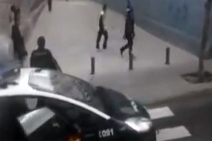 Szerencsétlen rendőrnek elgurul az autója