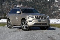 Civilizált belső, komoly terepes tudás, modern technikai tartalom teszi vonzóbbá az európai ízléshez igazított Jeep Grand Cherokee-t.