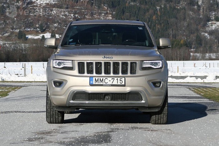 A visszapillantóból nézve ijesztő jelenség a nyomunkban lihegő Grand Cherokee