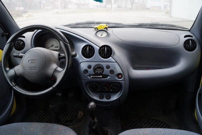 Olcsó műanyagok, fantáziadús formákba öntve