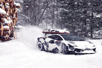 Még hogy egy sportautóba nem fér be a síléc