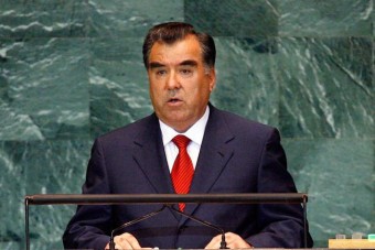 Lopott autókkal furikázik az elnök családja