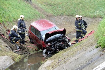 A nap képe: patakba hajtott egy autó
