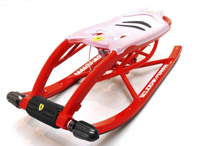 Az olasz Ferrari sem maradhat ki a szórásból. A szuper-könnyű szánkó alumínium szerkezetű  és rugalmas műanyag üléseket kapott, hogy az esetleges ugratók után is kényelmesen érjünk földet. Ára 800 euró, ami átszámítva 240 ezer forintnak felel meg. 