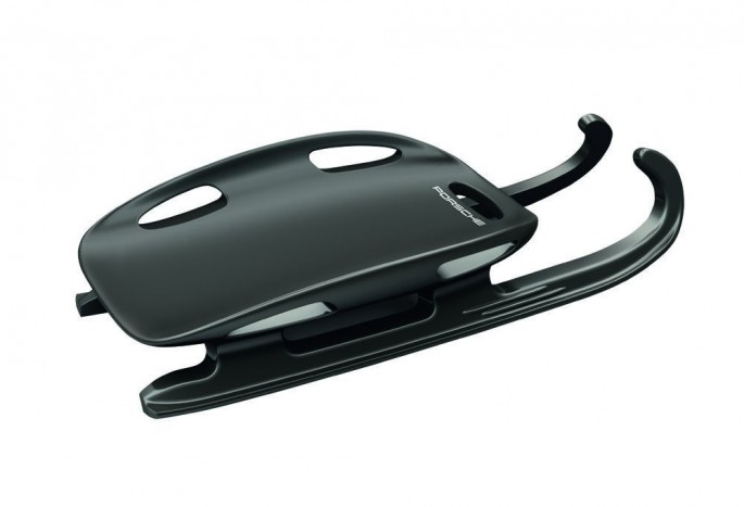 Ultrakönnyű, kényelmes és kiválóan irányítható, legalábbis a tervezők szerint.  A Porsche Design mérnökei készítették ezt az elegáns szórakoztatóeszközt, és durván 57 000 magyar forintért juthatunk hozzá, ha erre vágynánk.