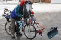 A semmire se jó. Biciklivel havat tolni annyira reménytelen vállalkozás, mint hollókat repülni tanítani a víz alatt. De a havazás miatt hőbörgő városi embernek biztos mosolyta csal az arcára ez a kis műszer, az tuti. Ne kerülje el figyelmünket a hókotró tolólapját mozgató, bonyolult, spárga alapú szerkezet.