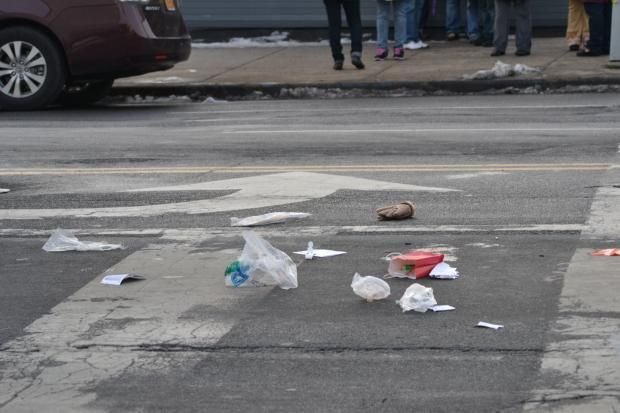 A piros papírzacskó, amiben a tanárnak szánt ajándék volt.