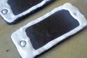 Ehető telefonnal verte át a zsarukat