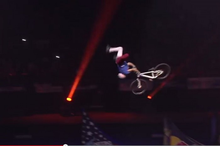 Elképesztő bringás szaltó, amit látnod kell!