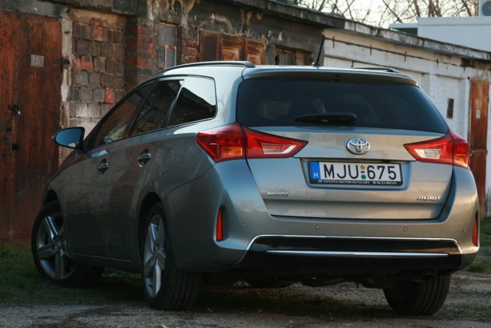 Egy dízel Toyota: a család hőse 6 Felszereltségtől függően 595-645 ezer forint a hibrid felára a kétliteres dízelhez mérten. Így nehéz lesz elterjednie a HSD kombinak