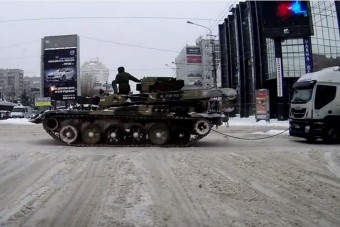 Tank vontatja a kamiont egy orosz városban