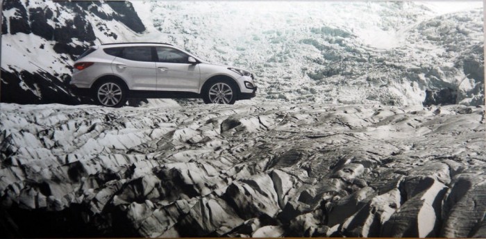 Gleccseren randalírozó SUV díszlik a Hyundaitól kapott papíralapú képeslapon 