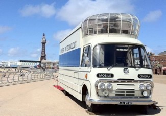 Retró mozibusz Nagy-Britanniából