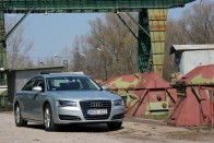 A8 Hybrid. Muszáj volt megcsinálni, meg is csinálta az Audi, ezzel elkészült minden idők legellentmondásosabb német luxusbálnája. Fronthajtás és négy henger, fura