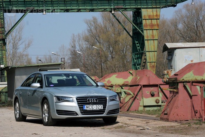 Ezek voltak az Év Autói 7 A8 Hybrid. Muszáj volt megcsinálni, meg is csinálta az Audi, ezzel elkészült minden idők legellentmondásosabb német luxusbálnája. Fronthajtás és négy henger, fura