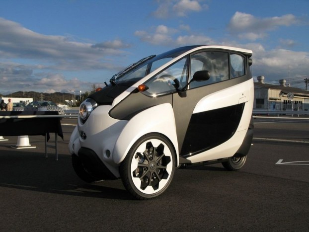 Ez itt kérem egy Toyota, a kanyarban motorok döntik be