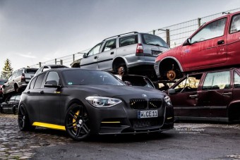 Pici BMW nagy-nagy izmokkal