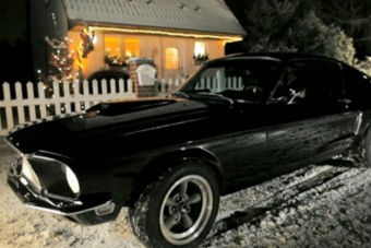 Karácsonyi dallamokat éneklő izomautó