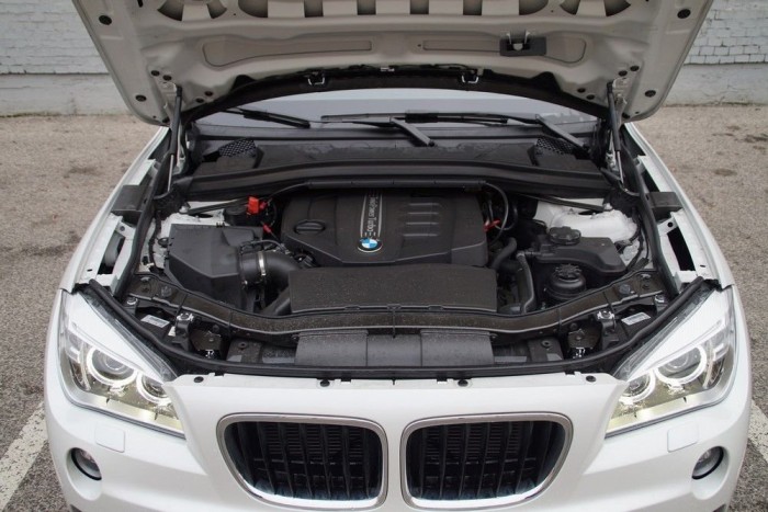 A kétliteres dízel 25d jelzéssel 218 lóerőt tud az X1-esben. Figyeljék meg, hogy a motorháztetőn nincs alul zajvédő szigetelés - hangos is a motor, kint is, bent is zajosabb, mint kéne