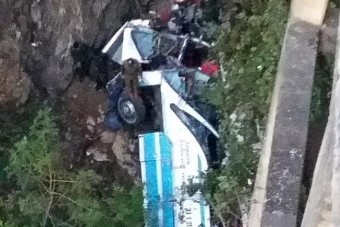 Szakadékba zuhant egy busz