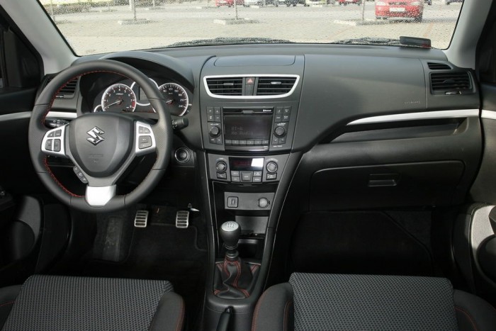 Swift Sport: ajtóstul a házba 9 | Vezess Nem ritka a kemény műanyag a műszerfalon, de a minőségérzet kiváló