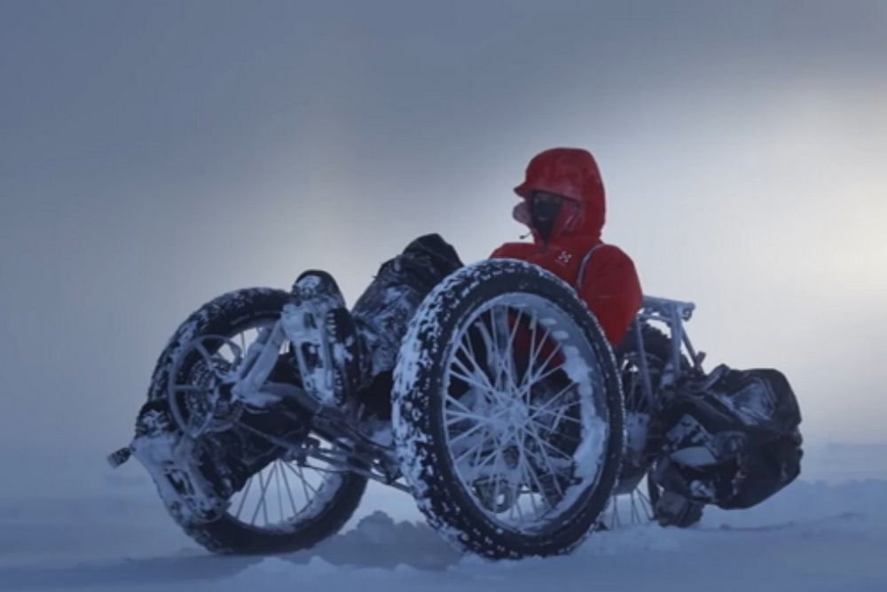 December 27-én a brit Maria Leijerstam a világon elsőként érte el a Déli-sarkot biciklivel - pontosabban triciklivel. Masszív járművét a fekvőkerékpárokra szakosodott ICE építette.