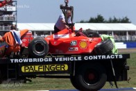 1999, Silverstone - a Ferrari orrából szinte nem maradt semmi, csoda, hogy Schumi lábai nem jártak hasonlóan