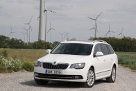 6. Škoda Superb, 2013-as frissített verzió. Bár csak apróságok változtak a csehek zászlóshajóján, ez is elég volt ahhoz, hogy az legmagasabb kattintásszámot generáló cikkek közé kerüljön a finom különbségeket számba vevő menetpróba.