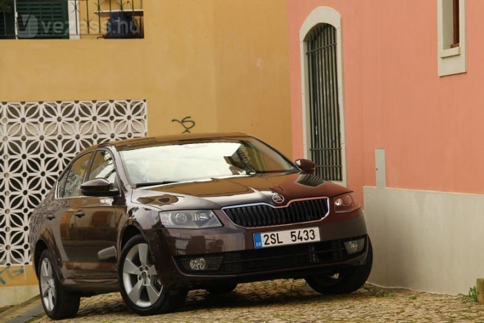 Top 10 – A legnépszerűbb tesztek 2013-ban 5 7. Škoda Octavia, 2013-as új modell, nemzetközi bemutató. Úgy tűnik a népszerű Škodák a mezőny derekába fészkelték be magukat, a Superb után szorosan következik a hatalmas csomag és utastérrel vevőkre vadászó Octavia.