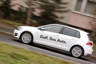 1. Volkswagen Golf 1,4 TSI - A lista első helyezettje már majd egy éve trónra ült, a hetedik generációs golf erényeit méltató teszt 2013. január 5-én jelent meg. Az Év Autója tehát ezen a listán is tarolt,.