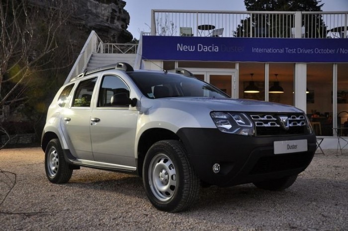 Top 10 – A legnépszerűbb tesztek 2013-ban 9 3. Dacia Duster nemzetközi menetpróba. A válságkezelés kitűnő példájává érett a Dacia. Az árérzékeny vevőket horogra akasztó taktikájuk a cikkek olvasottságán is tükröződik, harmadik helyen zárt a ráncfelvarráson átesett, 2,79 milliós alapárról induló SUV.