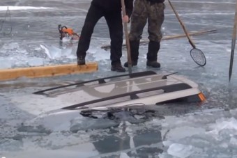 Na így kell kiszedni az autót a jég alól!