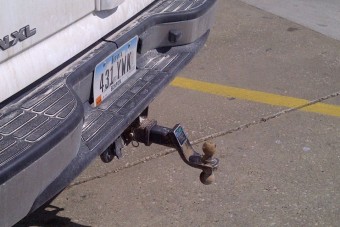 Autó mögött vonszolták a meztelen férfit