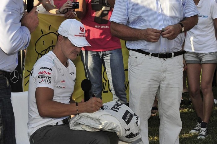 Michael Schumacher pontosan egy évvel ezelőtt a magyarországi Gyermekmentő Szolgálatnak ajánlotta fel versenyoverallját, amelyet elárvereztek.  